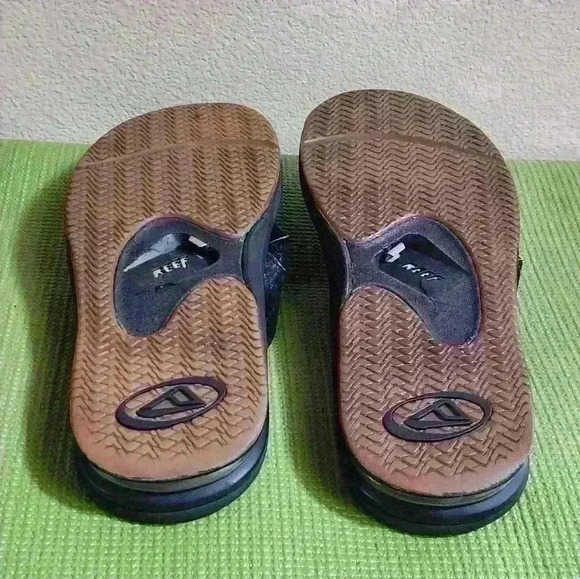 Men's  Reef black, bottle opener  flip flops, size 13 - Picture 7 of 10